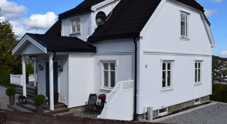 hvitt hus med sort tak.